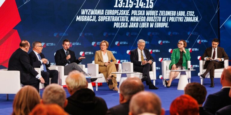 Zjazd PiS miał unaocznić, jaki kurs obierze Polska po triumfie wyborczym ugrupowania Jarosława Kaczyńskiego. Widać w gronie partii zagorzałych sympatyków węgla. Powtarzano slogany o tym, że górnictwa nie należy likwidować i nawoływania, by skończyć "bezużytecznie przeznaczać miliardy złotych na transformację energetyczną". PiS: Zjazd w obronie górnictwa. Wezwania do sprzeciwu wobec "eko-ideologii" - INFBusiness