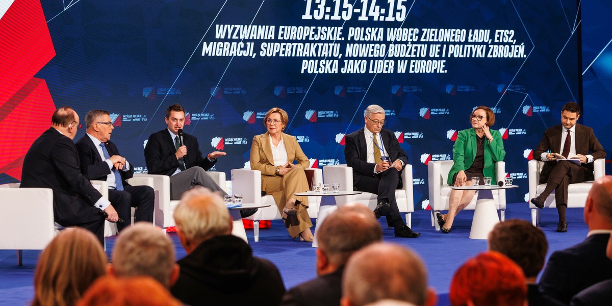 Zjazd PiS miał unaocznić, jaki kurs obierze Polska po triumfie wyborczym ugrupowania Jarosława Kaczyńskiego. Widać w gronie partii zagorzałych sympatyków węgla. Powtarzano slogany o tym, że górnictwa nie należy likwidować i nawoływania, by skończyć "bezużytecznie przeznaczać miliardy złotych na transformację energetyczną". Konwencja PiS (zdjęcie ilustracyjne)