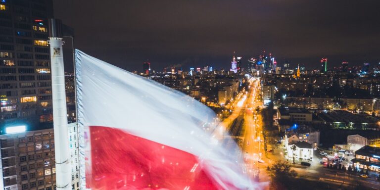 Adam Antoniak, ekspert banku ING, w komentarzu do danych publikowanych przez GUS, stwierdził, że "przyrost PKB w trzecim kwartale 2025 r. był bliski 4 proc. w skali roku, a w całym 2025 roku polska ekonomia powinna zanotować zwyżkę w granicach 3,5 proc". ING: PKB wzrósł w trzecim kwartale 2025 o blisko 4% rok do roku. - INFBusiness