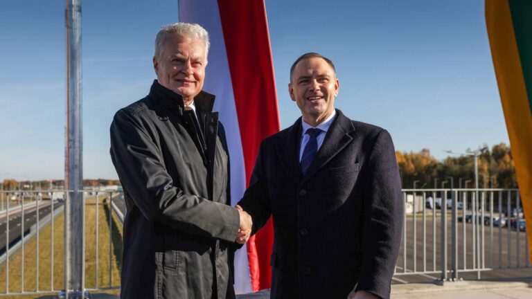 "Trasa szybkiego ruchu, która może ocalić NATO przed inwazją Putina" - tak "The Telegraph" charakteryzuje szlak Via Baltica. W ubiegły poniedziałek w ceremonii otwarcia litewskiego fragmentu trasy E67 uczestniczył prezydent Karol Nawrocki. "W przypadku, gdyby rosyjskie wozy bojowe wtargnęły do Polski i na Litwę, ulepszona Via Baltica odegra zasadniczą rolę w zagwarantowaniu zaopatrzenia" - donosi periodyk. Potencjalny ratunek dla Sojuszu. Anglicy chwalą polskie nakłady finansowe. - INFBusiness