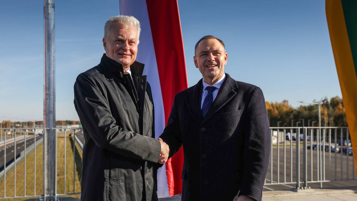 "Trasa szybkiego ruchu, która może ocalić NATO przed inwazją Putina" - tak "The Telegraph" charakteryzuje szlak Via Baltica. W ubiegły poniedziałek w ceremonii otwarcia litewskiego fragmentu trasy E67 uczestniczył prezydent Karol Nawrocki. "W przypadku, gdyby rosyjskie wozy bojowe wtargnęły do Polski i na Litwę, ulepszona Via Baltica odegra zasadniczą rolę w zagwarantowaniu zaopatrzenia" - donosi periodyk. "Może uratować NATO". Brytyjczycy wskazują na polską inwestycję