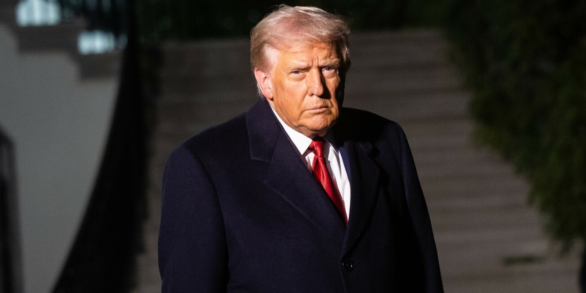 Ekipa prezydenta Donalda Trumpa analizuje zaostrzenie restrykcji wymierzonych w rosyjską gospodarkę, jeśli przywódca Władimir Putin nie poczyni kroków w stronę zakończenia konfliktu zbrojnego na Ukrainie — wynika z informacji uzyskanych od amerykańskich oficjeli. W tle toczą się również dyskusje dotyczące spożytkowania zamrożonych rosyjskich środków finansowych na zakup uzbrojenia dla Kijowa. Prezydent USA Donald Trump