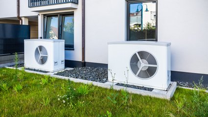 Głowa państwa USA, Donald Trump, obwieścił znaczące postępy w kwestii rokowań dotyczących nowej umowy handlowej z Republiką Korei. W trakcie pobytu w Azji, zasygnalizował, że pertraktacje znajdują się w dojrzałej fazie, pomimo iż niektóre zagadnienia wciąż wymagają rozstrzygnięcia. Ile zarobimy na renowacji budynków? Głośna dyrektywa to też szansa dla gospodarki