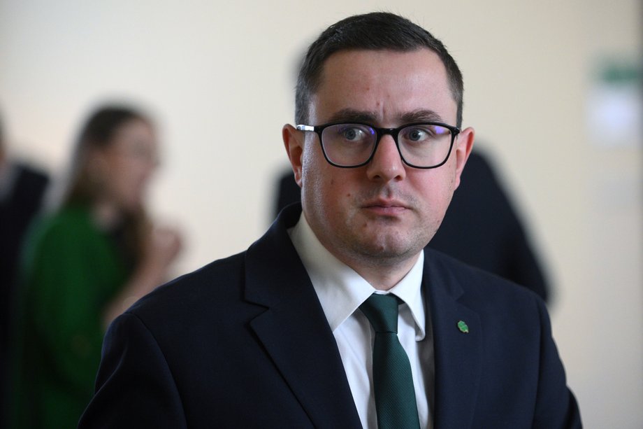 Szef resortu energii, Miłosz Motyka, oraz rządowy pełnomocnik do spraw strategicznej infrastruktury energetycznej, Wojciech Wrochna, zapowiedzieli inaugurację akcji informacyjnej Ministerstwa Energii, mającej na celu zwalczanie mylnych informacji w obszarze energetyki. Akcja ta przebiega pod hasłem: "Nie daj się zwieść — zweryfikuj dane o energetyce!". Nieprawdziwe wiadomości godzą w energetykę nuklearną, odnawialne źródła energii (OZE) i zmianę modelu energetyki. To stanowi zagrożenie dla bezpieczeństwa energetycznego naszego kraju. Minister energii Miłosz Motyka rozpoczyna kampanię przeciw dezinformacji w obszarze energetyki