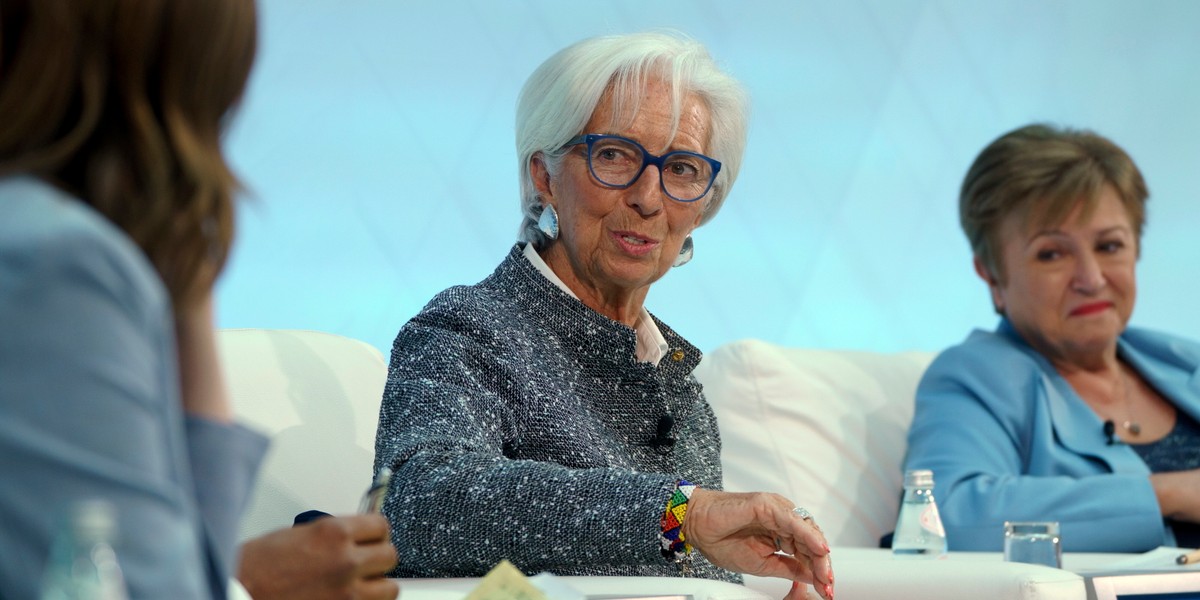 Niemcy to teraz siła napędowa transformacji w Europie — oznajmiła Christine Lagarde, przewodnicząca Europejskiego Banku Centralnego (EBC), w Waszyngtonie, odnosząc się do nakładów na obronę. Szefowa MFW także nie kryła uznania dla największej ekonomii Europy. "Gratulacje, gratulacje, gratulacje" — wyznała Kristalina Georgieva. Christine Lagarde, prezes Europejskiego Banku Centralnego na dorocznym spotkaniu Grupy Banku Światowego i MFW w Waszyngtonie.