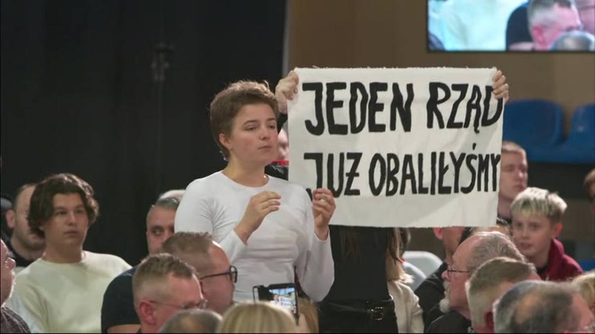 Straszne odkrycie w Barcicach Górnych (woj. małopolskie). W jednym z budynków odnaleziono zwłoki trzech osób z urazami. - Aresztowano 25-latka, za którym uprzednio prowadzono pościg - oznajmiła Polsat News nadkom. Justyna Basiaga z KMP w Nowym Sączu. Aresztowany to syn jednej z ofiar. - Prawdopodobnie był pod działaniem substancji psychoaktywnych - przekazała podinsp. Katarzyna Cisło z Komendy Wojewódzkiej. Małopolska: Tragiczny finał, odnaleziono trzy ofiary. Zatrzymano młodego mężczyznę. - INFBusiness