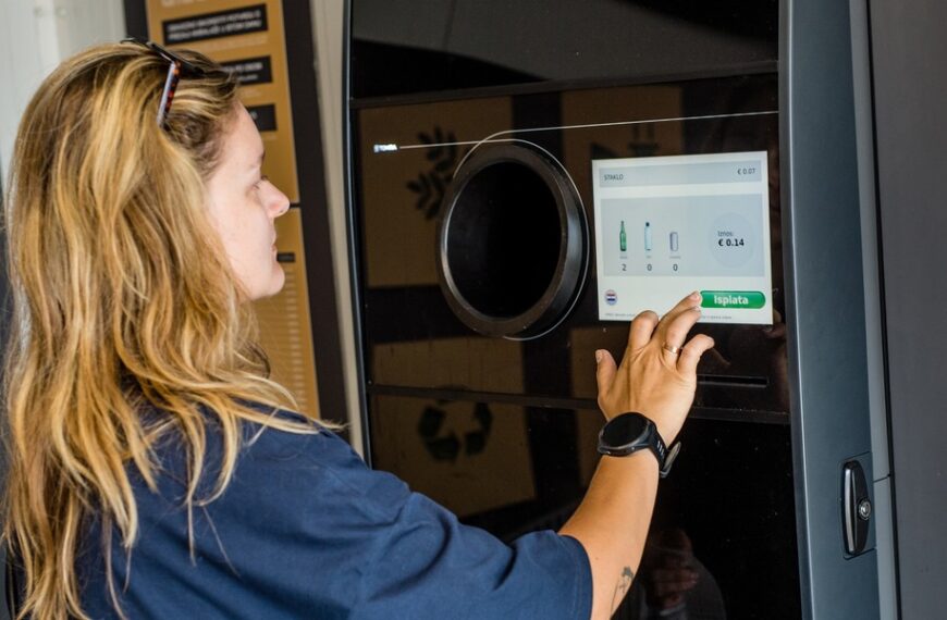 Deposit system. Dino and Biedronka selected reverse vending machines.