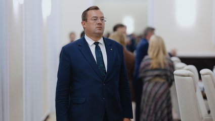 Dzwonek alarmowy dla ministra Stefana Krajewskiego. &quot;Nikt nie będzie go niańczył&quot; [ANALIZA]