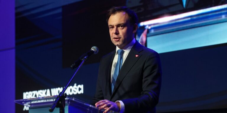 "Polska pokonuje znamienne bariery" — oznajmił w sobotę minister finansów Andrzej Domański. Ukazał, które znaczne ekonomie prześcignęliśmy i kto jest blisko przed nami. "Dziś rozmawiamy o nowej fazie progresu. Mówimy o restrukturyzacji przemysłu, nowatorstwie, podnoszeniu wydajności" — ogłaszał. Andrzej Domański: Doganiamy Arabię Saudyjską i Niderlandy - INFBusiness