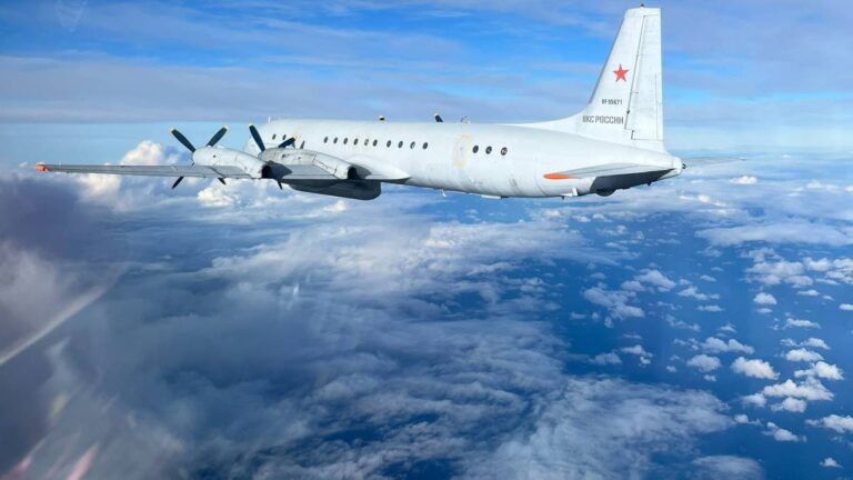 "Dnia 28 października 2025 r. załoga bojowa samolotów myśliwskich MiG-29 Lotnictwa Wojskowego wykonała pomyślne namierzenie (...) statku powietrznego Federacji Rosyjskiej, który odbywał przelot nad akwenem Morza Bałtyckiego" - zakomunikowało Dowództwo Operacyjne Rodzajów Sił Zbrojnych. Statek powietrzny nie naruszył terytorium powietrznego Polski. Powietrzna interwencja armii. Odrzutowce zatrzymały rosyjski samolot. - INFBusiness