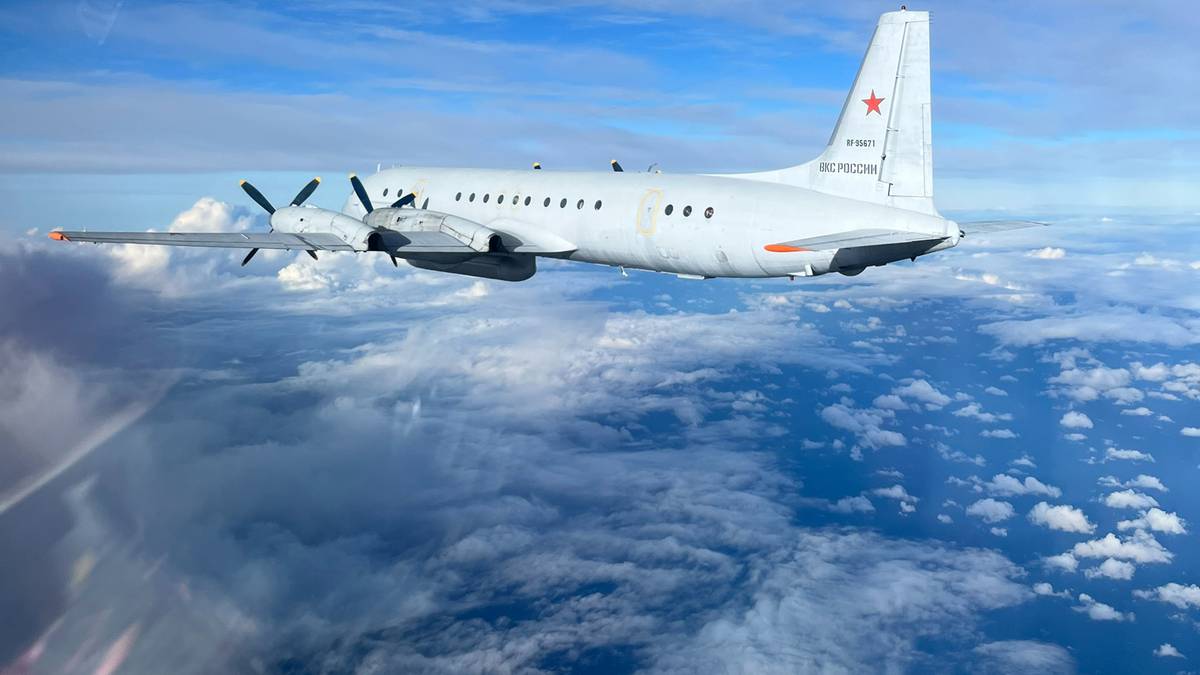 "Dnia 28 października 2025 r. załoga bojowa samolotów myśliwskich MiG-29 Lotnictwa Wojskowego wykonała pomyślne namierzenie (...) statku powietrznego Federacji Rosyjskiej, który odbywał przelot nad akwenem Morza Bałtyckiego" - zakomunikowało Dowództwo Operacyjne Rodzajów Sił Zbrojnych. Statek powietrzny nie naruszył terytorium powietrznego Polski. Podniebna akcja wojska. Myśliwce przechwyciły rosyjską maszynę