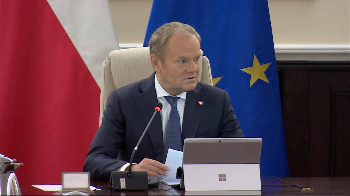 Premier RP Donald Tusk przed rozpoczęciem obrad Rady Ministrów ustosunkował się do doniesień w kwestii zbycia strategicznej parceli pod CPK. Lider gabinetu wspomniał, że nie zamierza więcej posługiwać się tym skrótem "do określenia dużej inwestycji transportowej", ponieważ powszechnie w kraju jest on rozszyfrowywany jako "Cały PiS Kradnie". Premier o sprawie działki pod CPK. "Wyjątkowo paskudne potwierdzenie"
