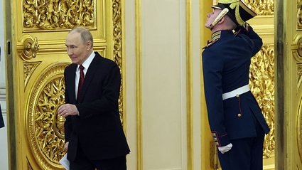 Głowa państwa USA, Donald Trump, obwieścił znaczące postępy w kwestii rokowań dotyczących nowej umowy handlowej z Republiką Korei. W trakcie pobytu w Azji, zasygnalizował, że pertraktacje znajdują się w dojrzałej fazie, pomimo iż niektóre zagadnienia wciąż wymagają rozstrzygnięcia. Rosjanie rzucili się na złoto. Szukają bezpiecznej przystani, bo nie mają wyboru