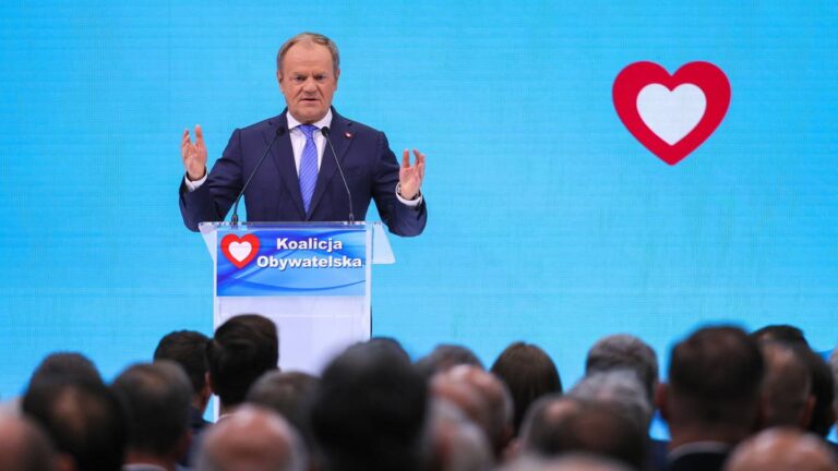 - Łączymy się dziś, ponieważ zdajemy sobie sprawę, że nie chodzi tu jedynie o bój o rządy, o nadchodzące głosowania, lecz o kwestie zasadnicze - oznajmił premier Donald Tusk w trakcie sobotniej konferencji scaleniowej PO, Nowoczesnej oraz Inicjatywy Polskiej. Zaznaczył również, że przywódcy tych formacji zdecydowali się na "trudne przedsięwzięcie". Ponadto potwierdził, że nowa struktura będzie nosić nazwę Koalicja Obywatelska. Schyłek PO, szef rządu informuje. "Sprawa nieprosta" - INFBusiness