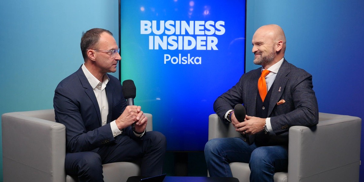Dwa lata minęły od triumfu obecnej koalicji w wyborach. W konwersacji z Mikołajem Kunicą, szefem redakcji Business Insider Polska, Rafał Brzoska — przedsiębiorca, inwestor oraz współautor reform zmniejszających regulacje — analizuje kondycję polskiej gospodarki, wskazując jej atuty i niedoskonałości. Jego ocena: pomimo zauważalnego progresu w komunikacji społecznej i deregulacji, fundusze w inwestycje pozostają niezmienne, a zadłużenie państwa wzrasta szybciej, niż powinno. Mikołaj Kunica (z lewej) i Rafał Brzoska