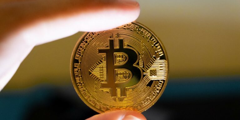 Bitcoin: Rekordowa wartość. Co za tym stoi? - INFBusiness