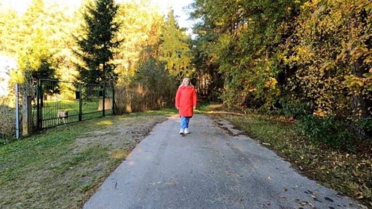 Pani Beata wraz ze swoim sędziwym, ponad 90-letnim ojcem, stali się więźniami własnego domu. Nie mają możliwości jego sprzedaży i przeprowadzki do miasta, gdzie łatwiej zorganizować opiekę dla starszej osoby, ponieważ nieruchomość nie posiada formalnego dostępu do drogi. Przynajmniej w teorii. W praktyce, samorząd lokalny położył nawierzchnię asfaltową kilka lat temu. W czym zatem tkwi problem? Reportaż "Interwencji". Local Council Paves Road, Yet Access Remains Unusable. Family Unable to Sell Home. - INFBusiness