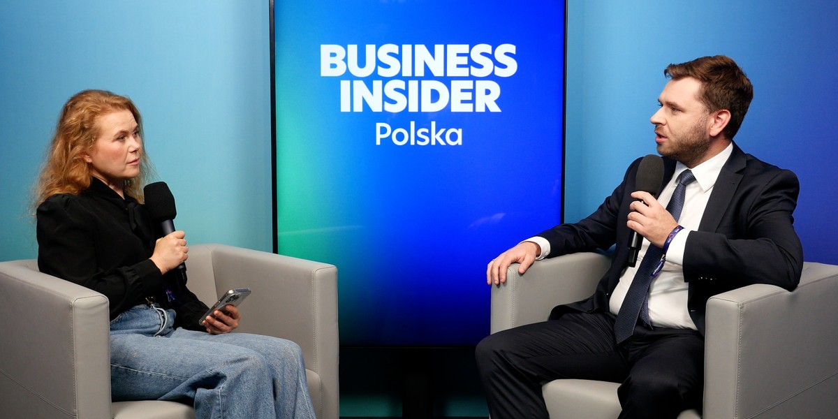 "Świat biznesu nie kwestionuje założeń Porozumienia Paryskiego lub Europejskiego Zielonego Ładu. Dostrzegamy konieczność debaty nad wyborem adekwatnych środków do realizacji tych aspiracji, jak również nad zakresem akceptowalnych technologii. Niezbędna jest także konwersacja o finansowaniu" — oznajmił Damian Fogel, dyrektor Departamentu Regulacji Międzynarodowych w ORLEN, podczas EFNI 2025. Ambitne cele Orlenu do 2035 roku. Biznes chce dyskusji o narzędziach i terminach