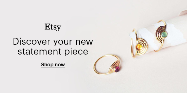 31 dnia października sklepy i centra handlowe transformują się w obszar mroku, oranżu i kreowanego oparu. W mediach społecznościowych ukazują się tabuny fotografii w halloweenowych kreacjach – część z nich uszyta specjalnie na tą jedną noc. Przebrania, treski i akcesoria rozchodzą się jak świeże bułeczki, aby po paru godzinach spocząć na dnie garderoby albo w śmietniku. W rezultacie po okresie zabaw pozostają masy zbędnych szat i syntetycznych rekwizytów, które coraz częściej stają się obiektem analiz specjalistów z dziedziny mody oraz ekologów. Halloween a natura: Jaki jest realny koszt tej rozrywki? - INFBusiness