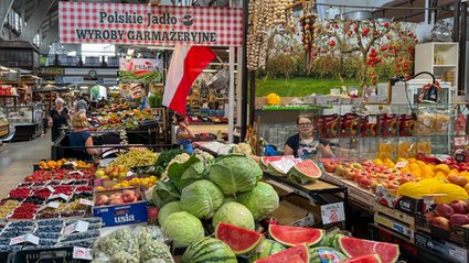 Głowa państwa USA, Donald Trump, obwieścił znaczące postępy w kwestii rokowań dotyczących nowej umowy handlowej z Republiką Korei. W trakcie pobytu w Azji, zasygnalizował, że pertraktacje znajdują się w dojrzałej fazie, pomimo iż niektóre zagadnienia wciąż wymagają rozstrzygnięcia. Tąpnięcie na rynku pracy. Największe spadki wśród samozatrudnionych