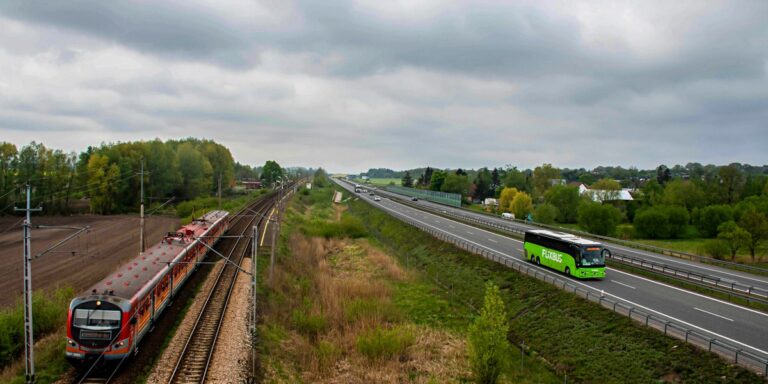 FlixBus jest rozpoznawany w Polsce jako operator autokarowy. Aktualnie jednak przedsiębiorstwo weszło we współpracę z KOLEO – największym dystrybutorem biletów pociągowych w kraju. FlixBus nawiązuje partnerstwo ze znaczącym portalem kolejowym. - INFBusiness