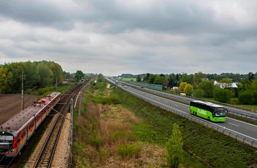 FlixBus nawiązuje partnerstwo ze znaczącym portalem kolejowym.