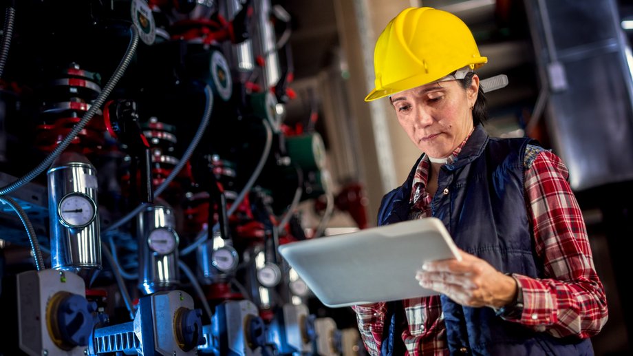 Krótkotrwale mogliśmy odczuwać, że mamy jeszcze rezerwę czasu. Że technologia, o której tak wiele się mówi, dopiero przygotowuje się do debiutu. Natomiast obietnica przyszłości nie tylko zastukała do biurowych wrót. Ona już zdołała stać się imperatywem istnienia. Z raportu IFS Polska „Sztuczna inteligencja w firmach – między innowacją a rzeczywistością” wynika, że wszystkie znaczące krajowe przedsiębiorstwa planują implementację rozwiązań bazujących na AI w okresie najbliższych dwóch lat, a spora ich część już to zrealizowała. AI w przedsiębiorstwach w Polsce. Jak transformuje się krajowy biznes – raport IFS. - INFBusiness