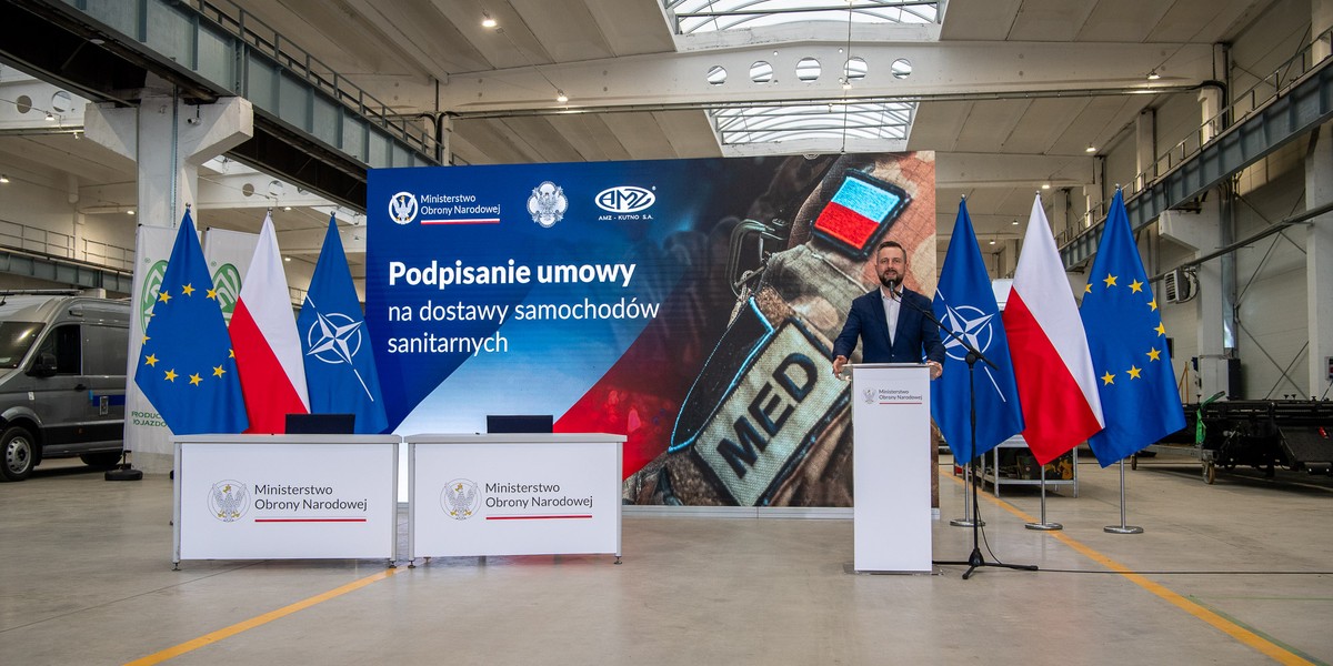 W czwartek Agencja Uzbrojenia sfinalizowała porozumienie z firmą AMZ Kutno na dostarczenie blisko 250 innowacyjnych wojskowych ambulansów wielonoszowych. Kontrakt, którego wartość przekracza 800 mln zł, zawiera także obszerny pakiet logistyczny oraz szkoleniowy. wicepremier i minister obrony narodowej Władysław Kosiniak-Kamysz.
