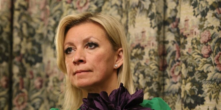Moskwa analizuje decyzję Waszyngtonu odnośnie nowych sankcji nałożonych na rosyjskie potęgi naftowe. Postanowienie prezydenta USA wzbudziło serię odzewów ze strony osób bliskich Władimirowi Putinowi. Część z nich insynuuje, że kroki podjęte przez amerykańską administrację stanowią dowód na to, że Biały Dom jest prowokatorem wojny, a nie mediatorem. Sympatycy Kremla usiłują udowodnić, że sankcje i tak nie zaszkodzą rosyjskiej gospodarce. Dmitrij Miedwiediew: "Amerykańska decyzja to akt wrogości wobec Rosji" - INFBusiness