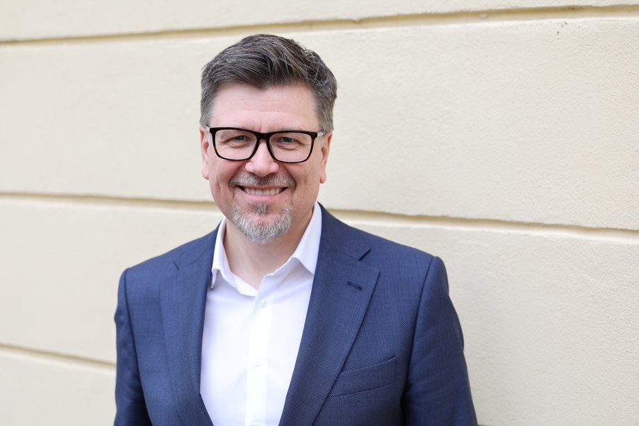 Joel Mokyr, Philippe Aghion i Peter Howitt to osoby, które w tym roku otrzymały Nagrodę Nobla w dziedzinie ekonomii. Wyróżnienie to wręczono im za "wyjaśnienie mechanizmu wzrostu ekonomicznego, którego motorem są innowacje". Mokyr otrzyma połowę z łącznej kwoty nagrody, wynoszącej 11 mln koron szwedzkich, natomiast Aghion i Howitt podzielą się pozostałą częścią. Akademia zaznaczyła, że dzieła nagrodzonych ukazują, w jaki sposób nowe technologie mogą stymulować stały postęp w gospodarce. dr hab. Paweł Kaczmarczyk, prof. ucz., Katedra Ekonomii Ludności i Demografii, Wydział Nauk Ekonomicznych UW