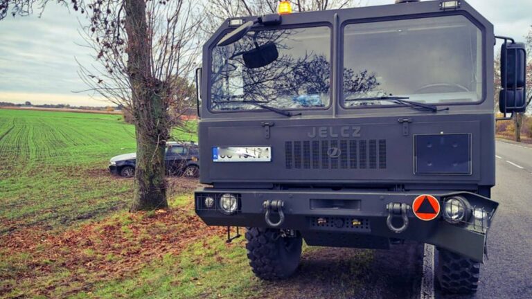 W miejscowości Zarębin (woj. mazowieckie) auto osobowe uderzyło w wojskową ciężarówkę marki Jelcz. Wewnątrz pojazdu Wojsk Obrony Terytorialnej przebywało 17 mundurowych. Żaden z nich nie odniósł obrażeń. Do szpitala przetransportowano natomiast 52-letnią pasażerkę z auta osobowego. Kraksa z udziałem armijnej ciężarówki. Pojazd w przydrożnym wykopie. - INFBusiness