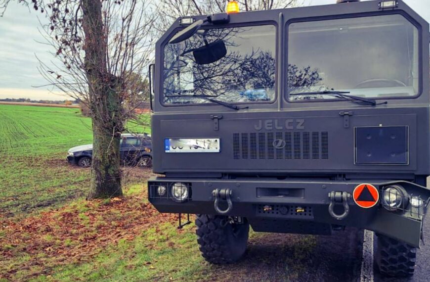 Kraksa z udziałem armijnej ciężarówki. Pojazd w przydrożnym wykopie.