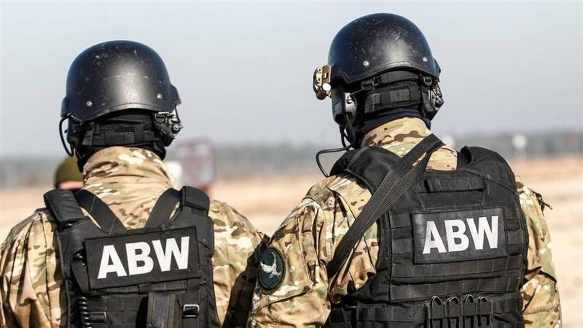 "ABW, kooperując z innymi formacjami, aresztowała w minionych dniach osiem osób w odmiennych rejonach kraju, podejrzewanych o przygotowywanie czynów dywersyjnych" - ogłosił w mediach społecznościowych Donald Tusk. - W ostatnich miesiącach agenci ABW aresztowali w sumie 55 osób, które działały na niekorzyść Polski, na polecenie rosyjskiego wywiadu - oznajmił Jacek Dobrzyński, rzecznik służb. "Przygotowania aktów dywersji'. Premier o akcji ABW