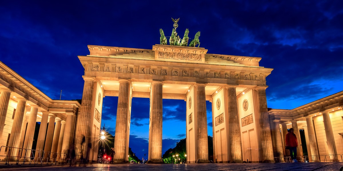 Kondycja niemieckiej ekonomii jest niepokojąca — alarmuje Clemens Fuest, przewodniczący Instytutu Badań Gospodarczych (IFO). W jego opinii, jeśli nie zostaną wprowadzone zasadnicze przekształcenia, Berlin nie zdoła powstrzymać nasilającego się załamania, które już wpływa na budżety domowe milionów ludzi. Polska ratuje niemiecką gospodarkę zwiększając import, głównie samochodów, a jednocześnie Niemcy zmniejszyli import z Polski, głównie baterii do samochodów elektrycznych