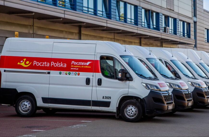 „Paczka-pułapka”. Polska Poczta alarmuje o oszustwach.