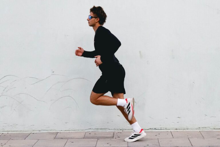 Mocny skok sprzedaży, większe dochody oraz powrót do korzeni. Adidas, niemiecki potentat sportowy, nie przestaje budować na nowo swojej pozycji na arenie globalnej mody i sportu. Adidas: Sportowe tempo, nie taniec - INFBusiness