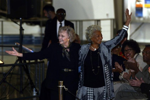 <p> Była aktorka teatralna, filmowa i telewizyjna June Lockhart zmarła w wieku 100 lat w swoim domu w Santa Monica w Kalifornii, poinformowała o tym jej rodzina za pośrednictwem rzecznika Harlana Bolla. Aktorka teatralna, telewizyjna i filmowa June Lockhart zmarła w wieku 100 lat - INFBusiness