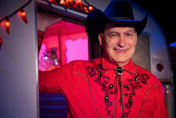 Joe Bob Briggs twierdzi, że zbiór recenzji promuje krytykę „populistyczną”