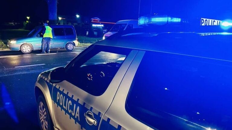 Dwa pojazdy oraz obiekt budowlany zostały naruszone przez upadającego drona na jednej z dróg w Inowrocławiu (woj. kujawsko-pomorskie) - zakomunikował poseł PiS Bartosz Kownacki. Były wiceminister resortu obrony narodowej wspomniał także, iż aparat bez załogi przynależy do Polskiej Grupy Zbrojeniowej. Bezzałogowiec wojskowy rozbił się w Inowrocławiu. "Zniszczył dwa auta i obiekt" - INFBusiness