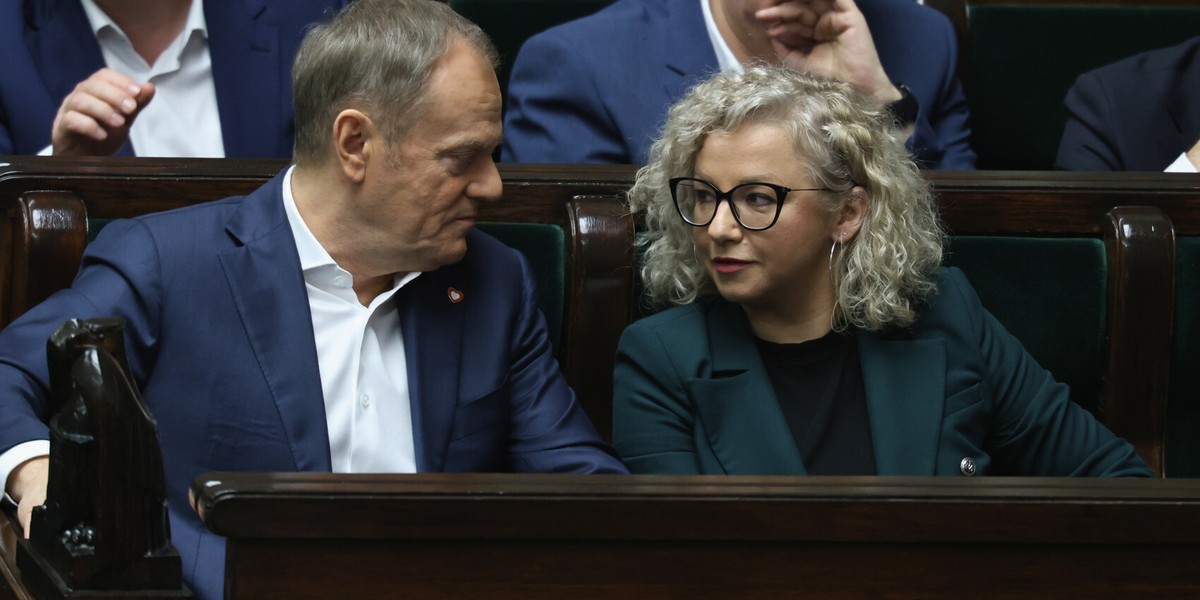W środę startuje kolejna sesja Sejmu, podczas której parlamentarzyści mogą, choć nie muszą, podjąć temat związków partnerskich. Decyzja uzależniona jest od koalicyjnych negocjacji w tej materii. Bez względu na to, czy debata się odbędzie, czy nie, dowiedzieliśmy się o kosztach, jakie przy wprowadzeniu związków partnerskich poniesie budżet państwa i NFZ w nadchodzących latach. Przewidywane sumy sięgają milionów. Premier Donald Tusk i minister Katarzyna Kotula.