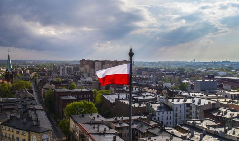 Aktywiści partii Razem ogłosili zamiar podjęcia inicjatyw legislacyjnych w kwestii podniesienia obciążeń fiskalnych dla niezamieszkanych lokali deweloperskich w Bytomiu, Chorzowie, Gliwicach i Sosnowcu. Podczas środowej konferencji prasowej oznajmili, że wkrótce rozpoczną kampanie zbierania podpisów pod obywatelskimi projektami rezolucji. Wyższa danina za niezamieszkane mieszkania od deweloperów? Na Śląsku planowane prace legislacyjne. - INFBusiness