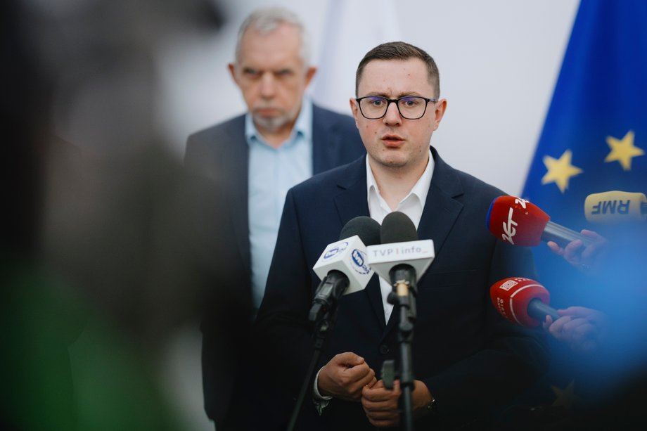 Ministerstwo Energii (ME) formalnie raczej nie przejmie kontroli nad zielonymi źródłami energii. Nie podlegają mu również istotne dla transformacji energetycznej przedsiębiorstwa. Nie odpowiada więc definicji superresortu energetycznego. Niemniej jednak jego ranga wzrasta. To właśnie ministerstwo pod przewodnictwem Miłosza Motyki z PSL staje się bezsprzecznym liderem fundamentalnej dla przyszłości Polski transformacji energetycznej. W umacnianiu pozycji Motyce pomaga ścisła kooperacja z wpływowymi w obecnym gabinecie decydentami. Minister energii Miłosz Motyka, w tle prezes Polskich Sieci Elektroenergetycznych Grzegorz Onichimowski