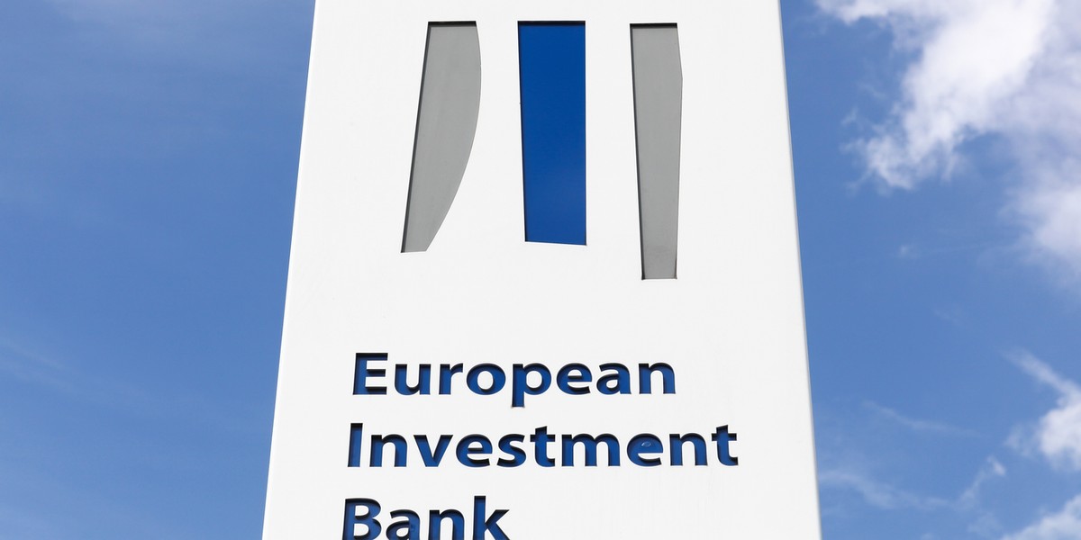 Europejski Fundusz Inwestycyjny (EFI) zamierza dedykować miliardy euro na wsparcie inicjatyw obronnych we wschodniej strefie wpływów NATO. Kluczowe lokaty kapitałowe obejmują systemy zwalczania bezzałogowych statków powietrznych, mające na celu ochronę obywateli, aglomeracji oraz istotnej infrastruktury przed niebezpieczeństwami generowanymi przez drony — donosi "Rzeczpospolita". EBI