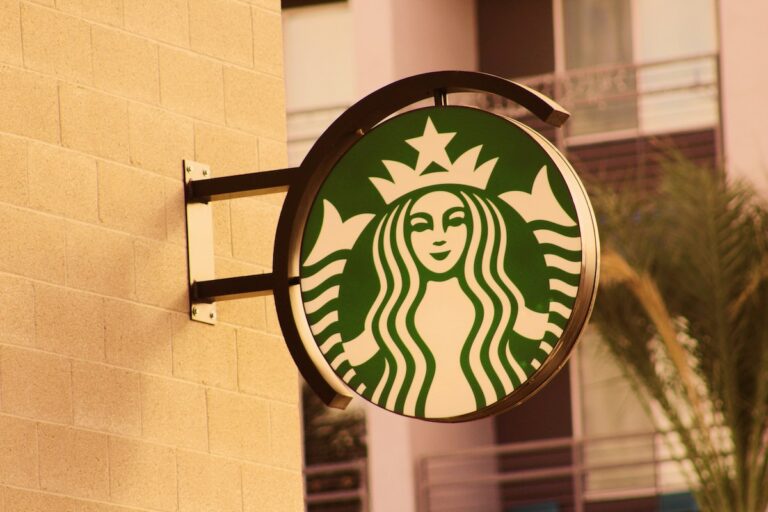 Starbucks w ogniu krytyki. Korporacja oskarżona o zasady ubioru. - INFBusiness