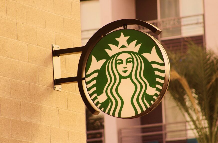 Starbucks w ogniu krytyki. Korporacja oskarżona o zasady ubioru.