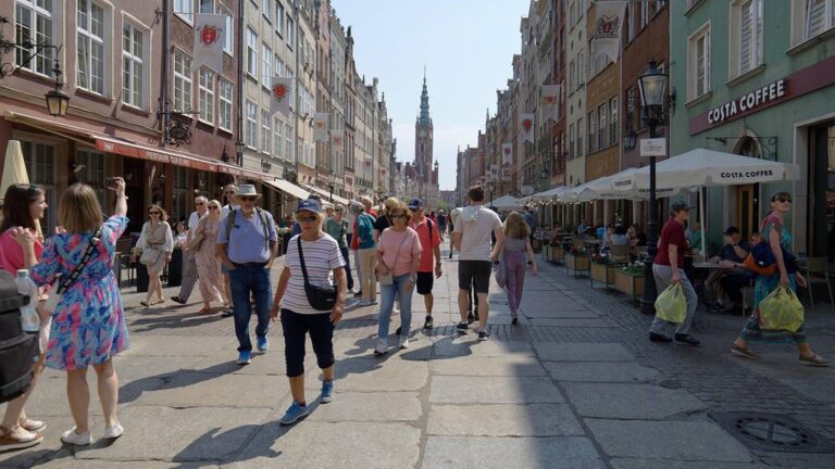 Populacja Polski stale się kurczy i to w zatrważającym tempie – wynika z aktualnego sprawozdania Głównego Urzędu Statystycznego. Na koniec września 2025 roku w naszym państwie zamieszkiwało 37,376 mln ludzi. To o 158 tysięcy mniej niż w tym samym okresie rok wcześniej. Każdego roku ubywa nas. Niepokojące statystyki z GUS. - INFBusiness