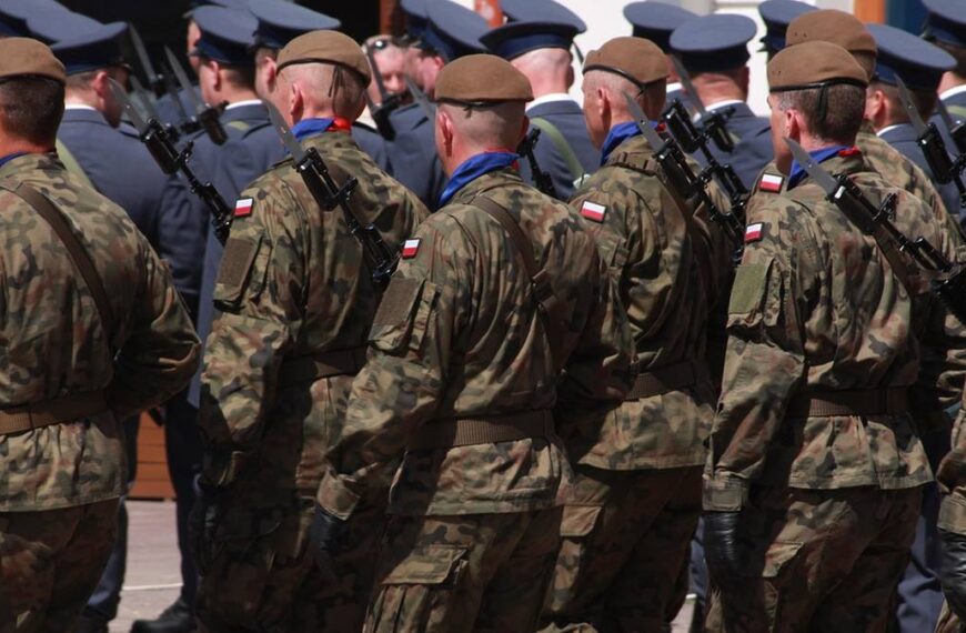 Polacy pytani o reakcję na wypadek wojny. Najnowszy pomiar opinii.