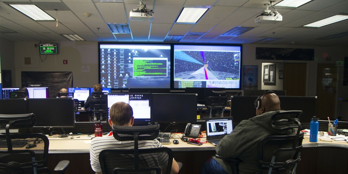 Podobnie jak inne instytucje państwowe, także NASA doznała skutków trwającego od 1 października w Stanach Zjednoczonych kryzysu finansowego. Tysiące osób zatrudnionych w agencji kosmicznej zostało skierowanych na obligatoryjne bezpłatne wolne, wstrzymano również sporo działań w ramach projektów kosmicznych. Centrum kontroli lotów NASA