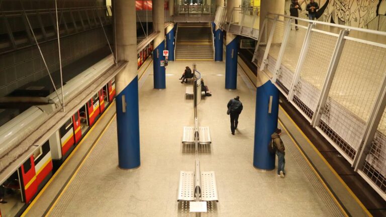 Warszawskie metro z problemami o poranku. "Kłopot z energią" - INFBusiness