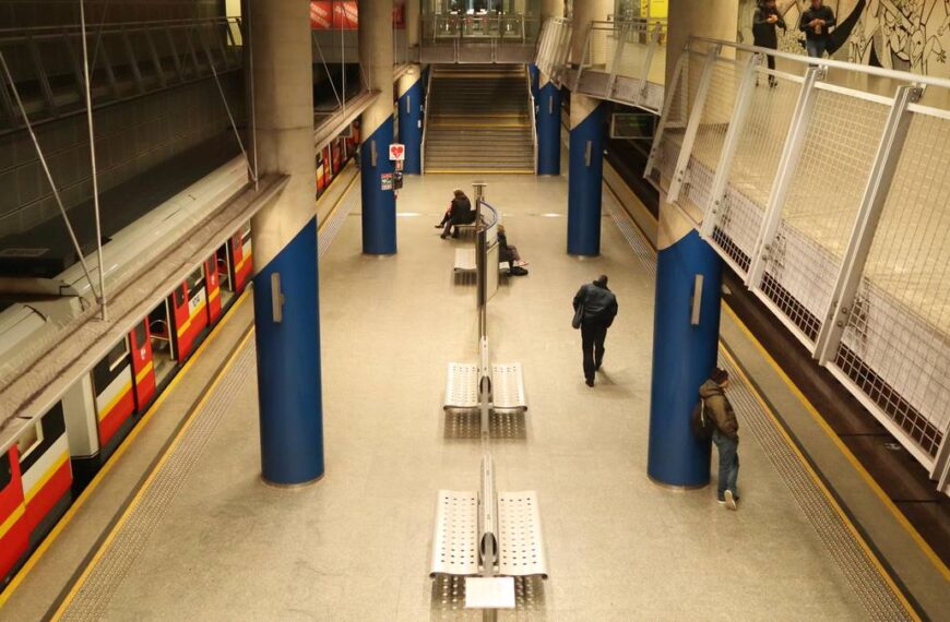 Warszawskie metro z problemami o poranku. „Kłopot z energią”